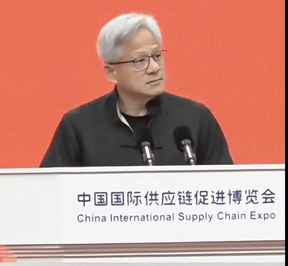 着唐装、讲中文，黄仁勋称AI的下一波浪潮是机器人