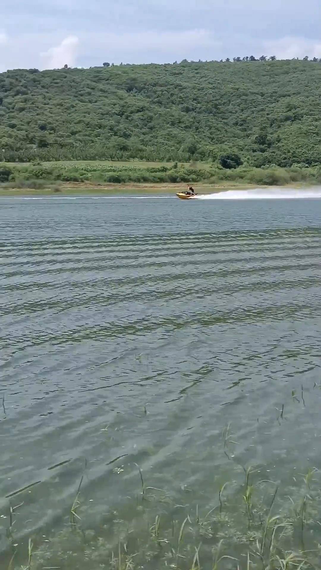 辽宁一饮用水水源地有人骑水上摩托艇，水库管理方：禁止一切水上活动，已介入调查