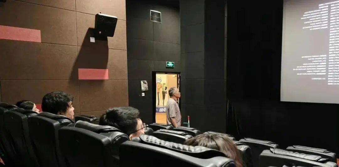 9岁男孩观看《南京照相馆》全程沉默、愤怒，回家将珍藏的日漫卡片全部撕掉，影片上映5天票房达5.36亿